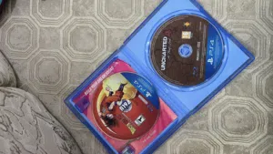 للبيع جهاز وسيديات  سوني 4