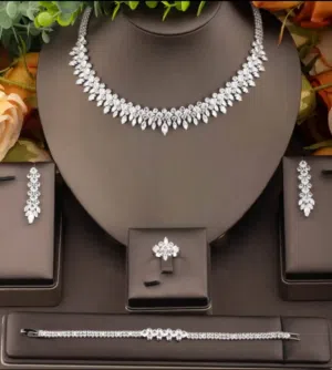 طقم نسائي أنيق مع الملحقات و التوصيل مجاني ، حرفياً انيق و راقي و ذرب و يناسب للمناسبات ،واتساب فقط.