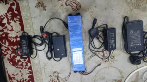 للبيع بطارية سكوتر وشواحن اصليه