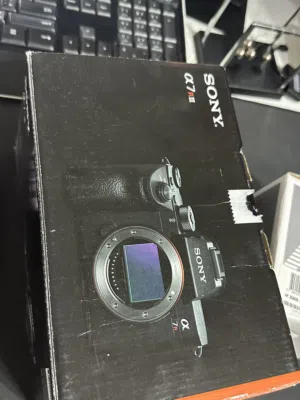 كاميرا Sony A7R III Body بحال الوكالة استخدام اقل من عام لسا شاملة الكفالة الشتر لا يتجاوز الف صورة