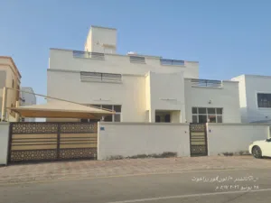 فيلا للايجار في المعبيله السادسه بجوار جامع عزان بن قيس للعوائل