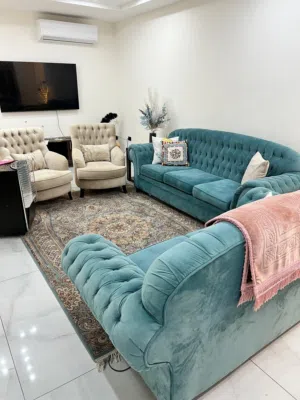 طقم كنب مكوّن من 7 مقاعد، مستعمل بحالة جيدة قابل للتفاوض