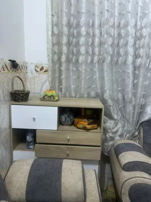 ميز خشب نظيف
