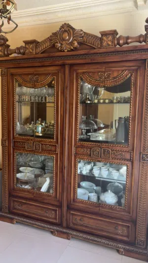 فضيه حجم كبير مع بوفيه خشب بلوط من قطر
