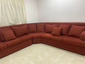 للبيع كراسي ثلاث قطع قطعتين ثلاث تنفار وقطعة مال زاوية بالسعر 30 دينار مقابل التفاوض