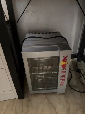 ثلاجة ريد بول قليل عند الناس تنفع للمشروبات أو أي شيء