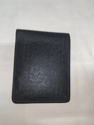 ا محفظة رجالية من علامة لويس فيتون (Louis Vuitton) الفاخرة.