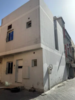بيت شبه جديد للبيع