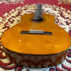 Yamaha C40 Original Classical Guitar – Excellent Condition + Capo + Extra Strings and New Cover