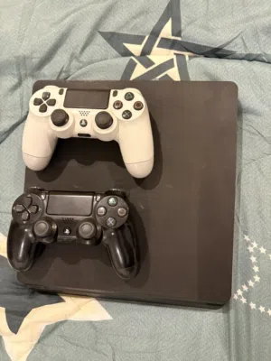 PS4 slim comes with 2 controllers