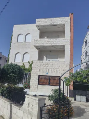 عمارة بالجندويل مناسبة لعائلة او للاستثمار علي 3 شوارع
