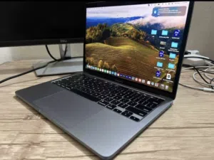 معاه كل حاجته macbook pro m2 شبه جديد