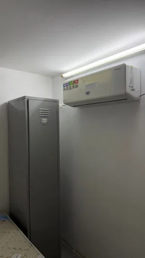 غرفه مفروشة مع دورة مياة بمدخل مستقل للايجار (شامل كهرباء وماء)
