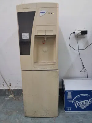 كولر ماء مع ثلاجة بحالة جيدة جدا