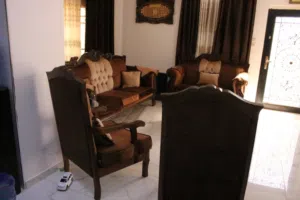 طقم كنب 7 مقاعد خشب زان اصلي للبيع برادي قماش جلد الغزال عدد3. طاولة وسط سوكريت... ارجل رخام مضيء