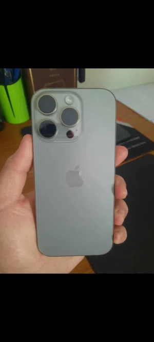 IPhone 16 pro 256GB. بطارية 100%. مشحون 110 مرات فقط. لون رمادي ( Gray ). وارد أمريكي ( esim ).