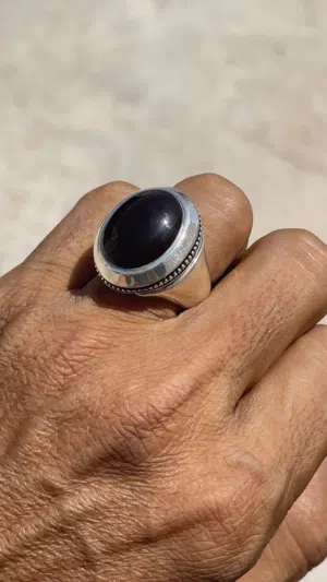 خاتم كرزي درجه اولي صافي وبطن ثقيل احمر