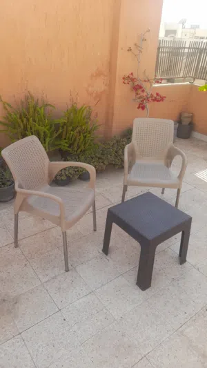 كراسي بلاستيك مع طاولة بلاستيك