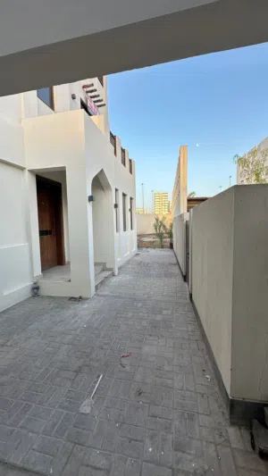 5 Bedrooms . Semi Furnished . Yearly2