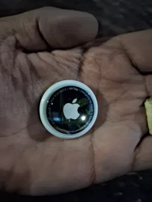 للبيع قطعة Apple AirTag أصلية وبحالة ممتازة  ومش مربوطه ع اي جهاز  للجادين فقط