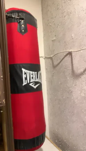 كيس ملاكمه جديد ما نلعب عليه مطلوب فيو اشي بسيط ولي بدو يحكي معي