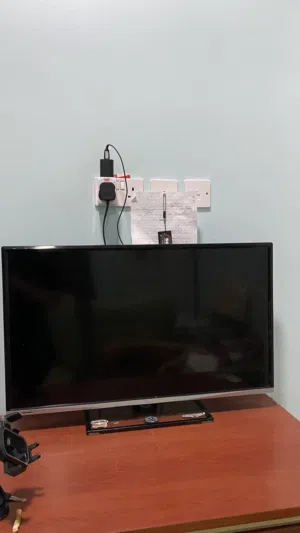 شاشة TCL بحجم 32 بوصة LED بحالة ممتازة للبيع