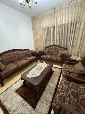 كنب غرفة ضيوف للبيع مع الطاولات