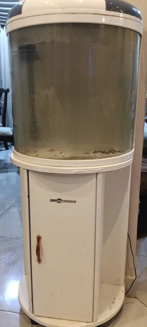 حوض سمك شبه جديد مع خزانته والفلتر والشبكة The tank and net and the filter semi new