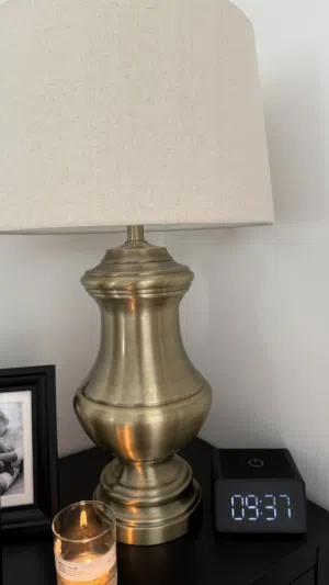 مصباح طاولة معدني