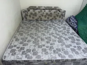 للبيع سرير كبير ( King Size bed) مع مرتبة طبية