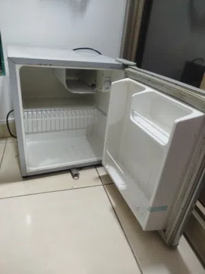 للبيع ثلاجه صغيره