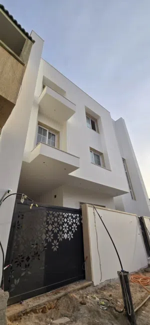 فيله تلاته طوابق صفار سبعه ورا جامعت الانعتاق