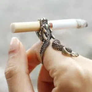 خاتم نحاسي حامل السيخاره لمنع رائحة الدخان من العلق على اصابع اليد