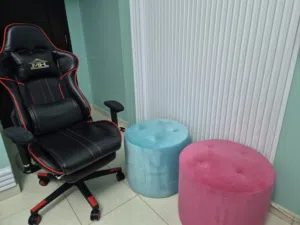 للبيع كرسي قيمنق بحجم كبير ونظيف مع مقعدين صغيرين وغطاء للمقعدين باللون الكحلي بسعر 200 قابل للتفاوض