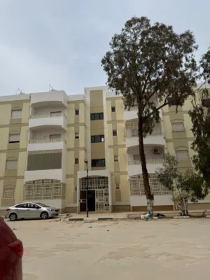شقة ارضيه للبيع في قاريونس