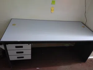 مكتب في حالة جيدة مع لوح وايت بورد قياس 230 سم  عرض وارتفاع 120 سم