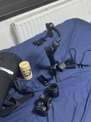 كاميرا eos 250d مع عدسة 18-55mm ومواد التنظيف كامله مع مانع اهتزاز zhiyun weebill 3s مع شنته للتصوير