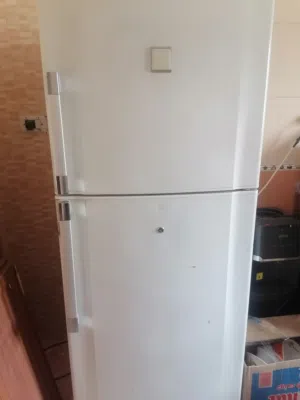 ثلاجة شارب لون ابيض للبيع