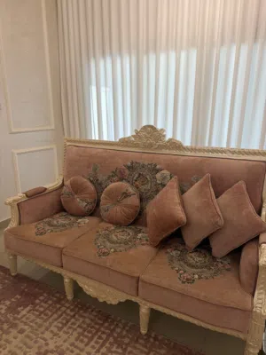 طقم اثاث مع طاولات جانبيه وطاولة وسط