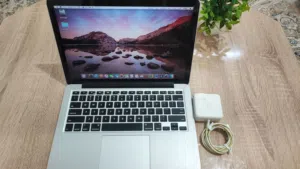 ماك بوك برو 2015 مقاس 13.3 ، معالج i5 , سعره حلو ومناسب لتعليم الاطفال والمنصة