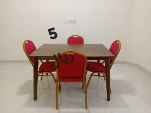 طاولة مع كراسي