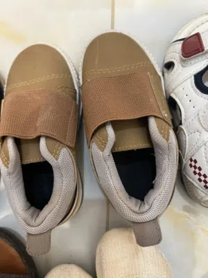 للبيع أحذية أطفال متنوعة بحاله ممتازه