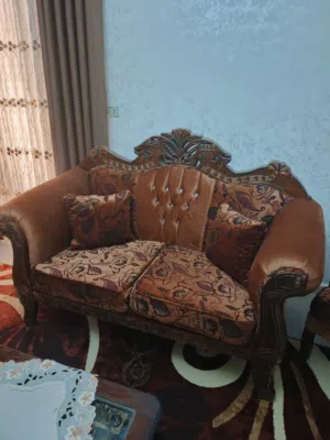 طقم كنب بحاله الوكالة للبيع