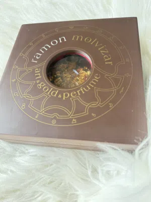 الماركة والبراند: رامون مولفيزار (Ramon Molvizar) - إسبانيا. • الحجم: 100 مل (100ml).