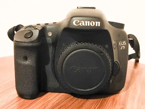 للبيع كانون 7D مع عدسة Canon 7D  18-135 stm