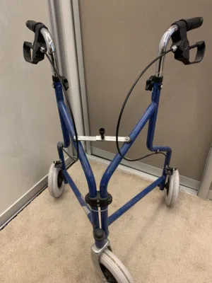 ووكر لكبار السن بعجلات وبريك سهل باليد Rollator walker