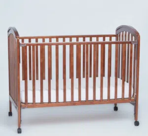 Juniors Crib with Adjustable Height and Side Rails  سرير أطفال جونيورز قابل لتغير الارتفاع