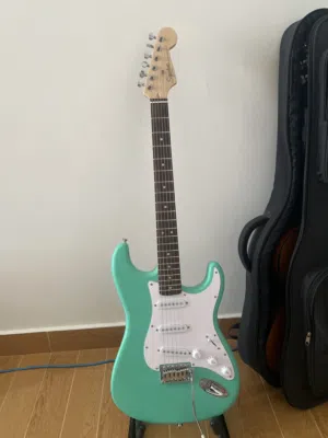 جيتار  كهربائي فيندر  Fender electric guitar