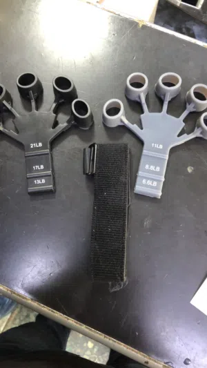 جهاز لسهولة حركة اليد والأصابع في حالة التمرين والعلاج الطبيعي