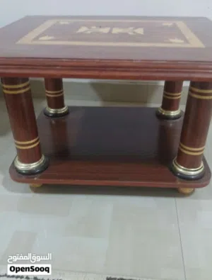 طاولات خشب نظيف وجميل